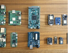 Plusieurs cartes de circuits imprimés et composants électroniques sur un bureau.