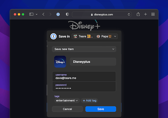 disneyplus.com이 열려 있는 Safari 창, Disney Plus 로그인 정보를 1Password에 저장하기 위해 1Password 확장 프로그램이 열려 있음.
